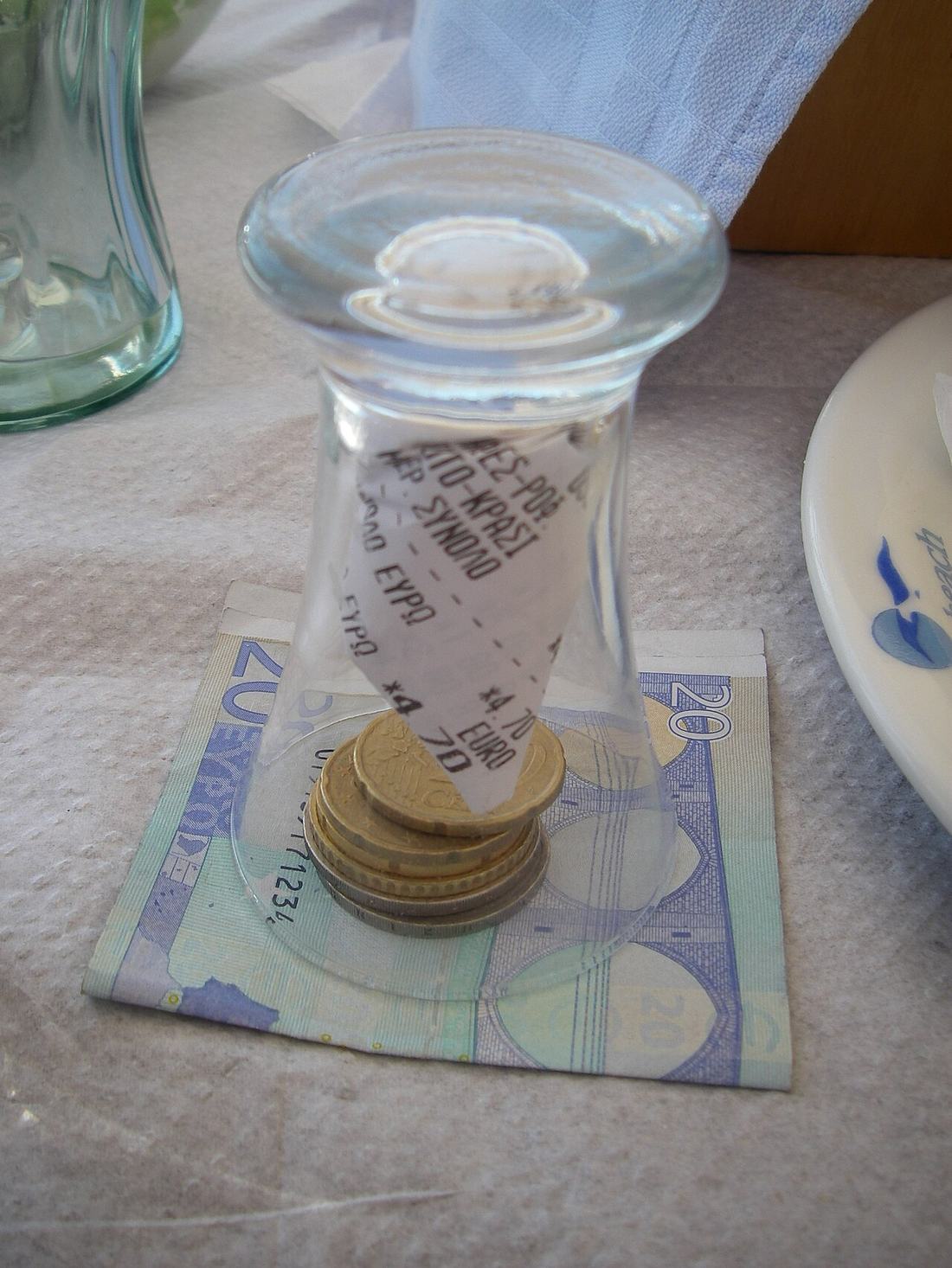 Zwanzig-Euro-Schein und Münzen