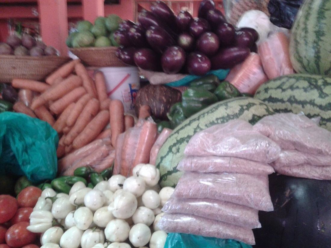 Frisches Gemüse und Obst auf einem Marktstand