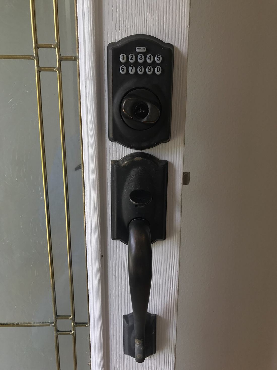Türschloss mit Zahlencode an einer Wohnungstür