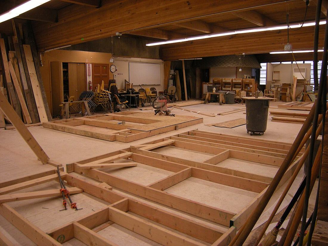 Holzwerkstatt mit Arbeitsflächen