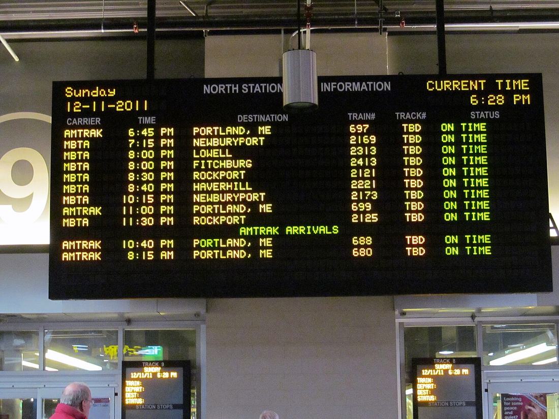 Abfahrtstafel in einem Bahnhof