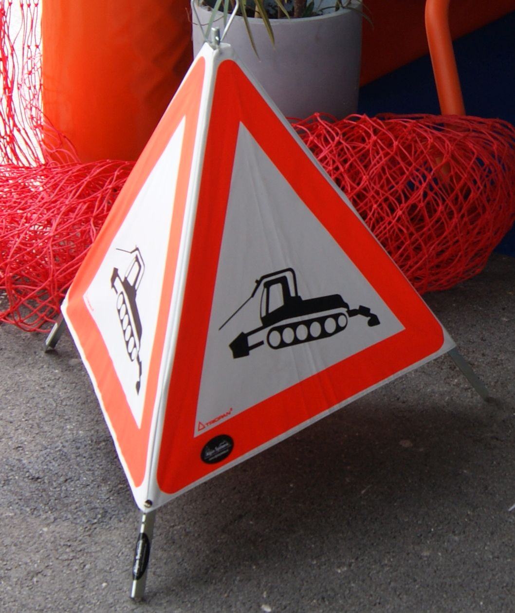 Warnschild an einer Straße