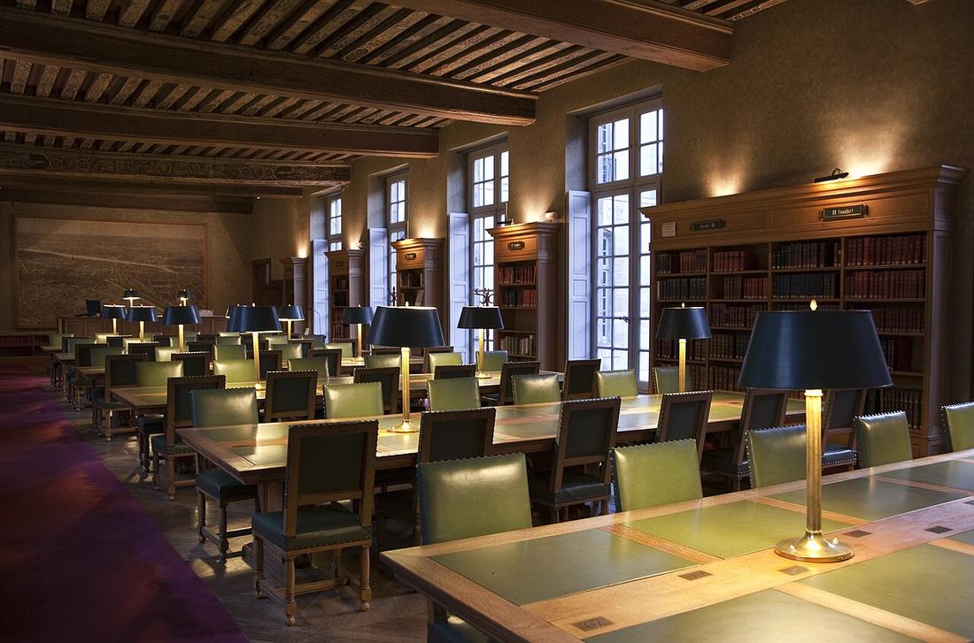 Lesesaal mit Bücherregalen